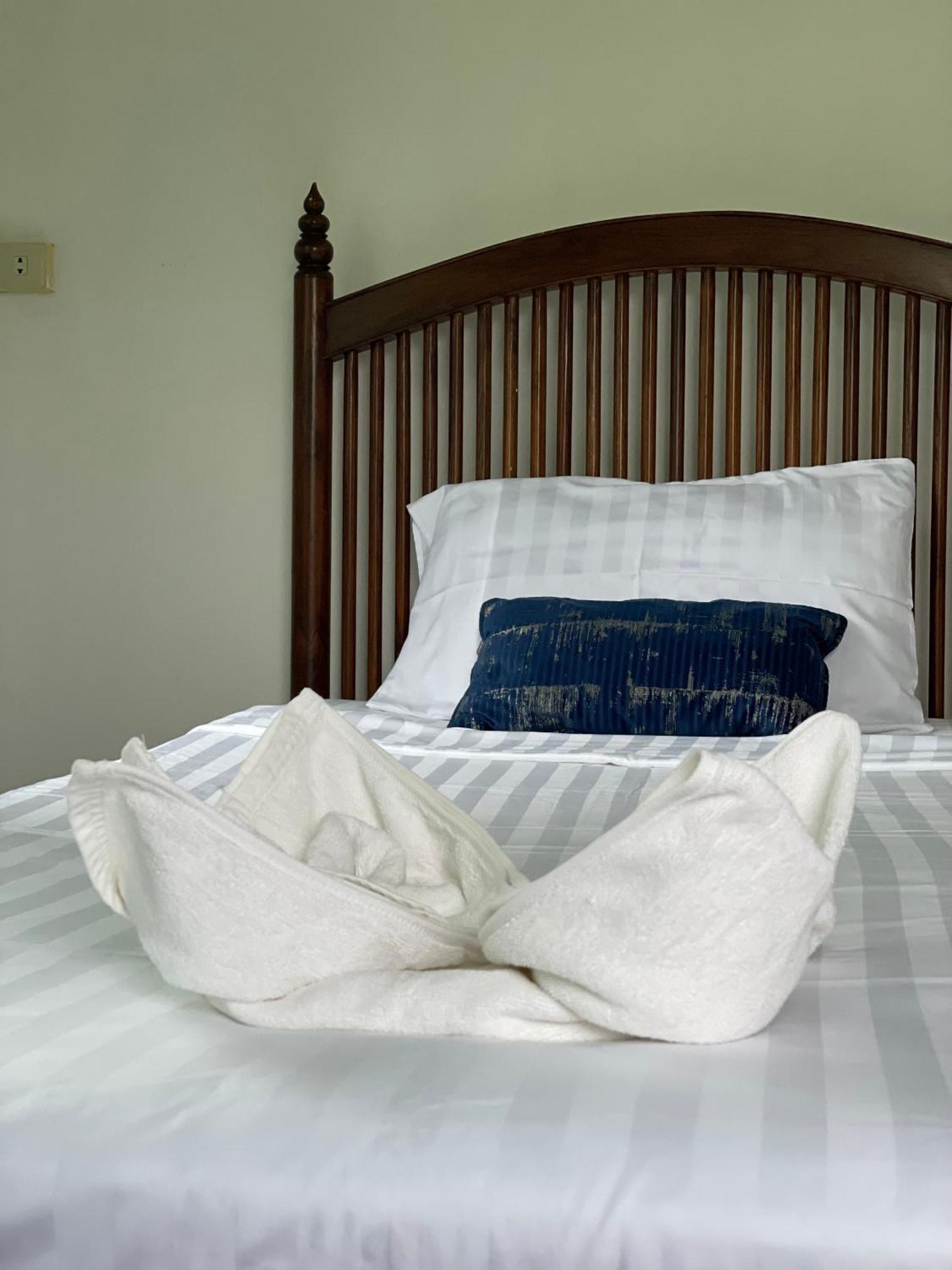 Sunrise Beach Villa Surat Thani Rum bild